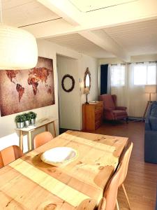 OrfordLe Jackrabbit Orford Domaine Cheribourg的一间带木桌的用餐室和一间客厅。