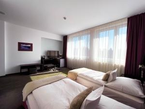 马汀图里克酒店的酒店客房设有两张床和窗户。