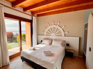 莫尼加Relais Rosa Dei Venti -Ciao Vacanze-的一间卧室设有一张大床和大窗户
