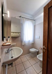马达莱纳Leberides的浴室配有白色水槽和卫生间。
