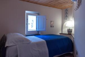 维耶特里The House of Flowers的一间卧室设有蓝色的床和窗户。