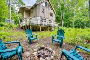 WardsboroWoodsy Cabin with Fire Pit about 8 Mi to Mount Snow的火坑周围带四把椅子的房子