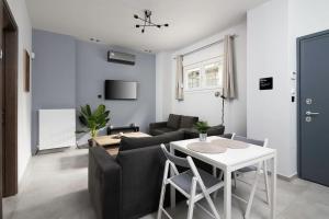 塞萨洛尼基Modern & Comfy Apartment的客厅配有沙发和桌子