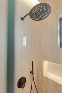 萨兰达Villa Xhefri的浴室内配有淋浴和头顶淋浴