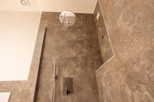 普雷多雷戴朗吉罗酒店的享有带天花板的淋浴的顶部景致