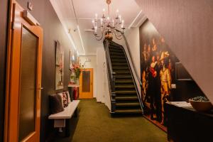 阿姆斯特丹菲塔酒店的走廊设有螺旋楼梯和吊灯