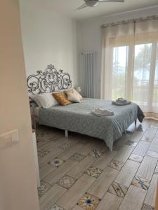 斯佩隆加Villa Luisa B&B的一间卧室设有一张床和一个大窗户