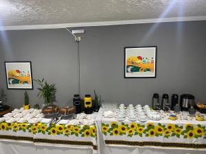 圣保罗Hotel Jabaquara Imiggrantes - By UP Hotel - Metro Jabaquara - 2KM Expo São Paulo的一张桌子上放着一大堆食物