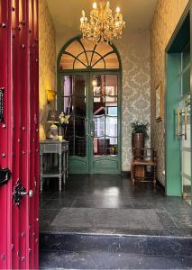 布鲁日马勒贝格酒店的一间设有绿门和吊灯的房间