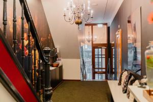 阿姆斯特丹菲塔酒店的走廊设有楼梯和吊灯