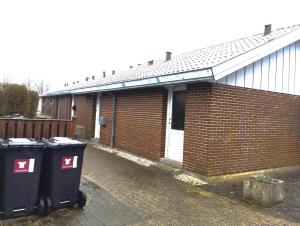 埃斯比约(id110) Grønlandsparken 56. G的前面有两根垃圾桶的砖砌建筑