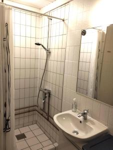 埃斯比约(id110) Grønlandsparken 56. G的浴室配有盥洗盆和带镜子的淋浴