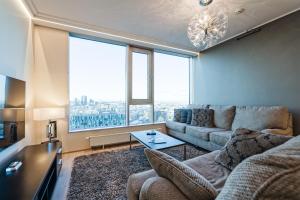 塔林Luxurious, Skyline View Apartment near Centre的带沙发和大窗户的客厅