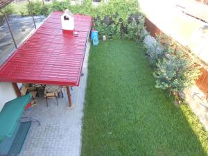 锡比乌盐矿镇Villa Stoia的后院的红色野餐桌,有草地庭院