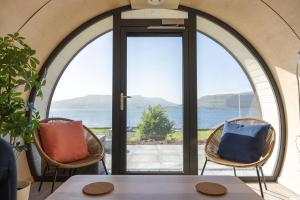 PennyghaelPod 7 Loch Aline的海景用餐室