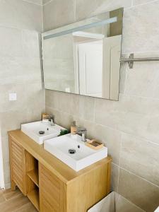 艾尔米塔什莱班Villa des Ajoncs Ermitage les Bains-150m du Lagon的浴室设有2个水槽和镜子