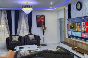阿奴古MeTime Residence Enugu的客厅配有2张沙发和1台平面电视