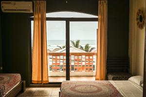 奥隆Alma Olon的客房设有海景窗户。