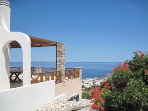 RóziaSyros Luxury Living的阳台享有海景。