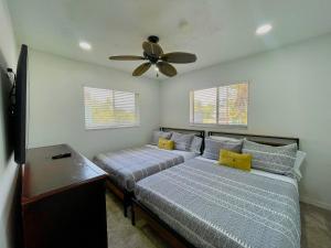 迈尔斯堡海滩Fort Myers Beach Escape 3 Miles Away Sleep 7的一间卧室配有两张床和吊扇