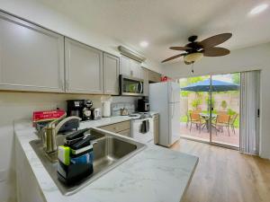 迈尔斯堡海滩Fort Myers Beach Escape 3 Miles Away Sleep 7的厨房配有水槽和冰箱