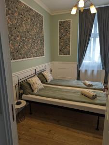 陶波尔曹Classic Deluxe Tapolca的一间卧室设有两张床和窗户。