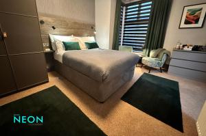 布莱克浦Hotel Neon的一间卧室配有一张特大号床和一个窗户。