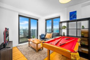 谢菲尔德Central Flat Pool Table Balcony的客厅设有台球桌和电视。