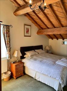 Burscough伯斯法姆酒店的一间卧室设有一张床和木制天花板