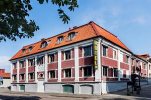 瓦尔贝里加斯蒂斯酒店的一座大型砖砌建筑,屋顶橙色