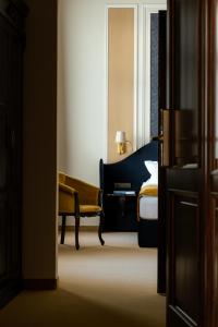 凯奇凯梅特Boutique Hotel Gaia的配有一张床和一把椅子的酒店客房