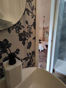 蒙蒂基亚里Garda Relais Antica Romelia的浴室设有白色浴缸,墙上挂有植物
