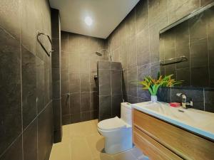 泰孟Spacious Private Villa Modern Style near beach的浴室配有卫生间、盥洗盆和淋浴。
