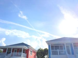 Behring PointMangrove Cay Sea View Villas的两栋房子彼此靠在蓝天下