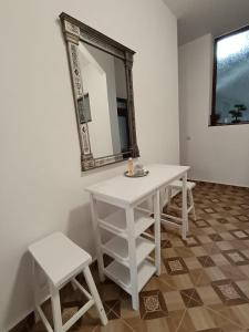 锡比乌盐矿镇Villa Stoia的配有镜子和2张凳子的白色梳妆台