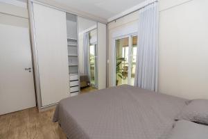 邦比尼亚斯006 - Amplo 3 quartos com vista mar em Bombas的一间卧室设有一张床和一个大窗户