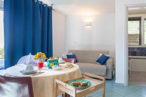 维耶特里丰塔纳里米特别墅住宿加早餐旅馆的客厅配有桌子和蓝色窗帘
