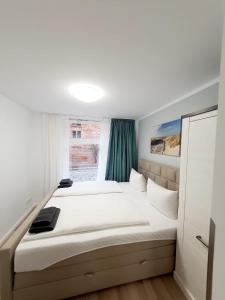 维斯马潘森奥普斯特尔酒店的卧室配有一张大白色床和窗户