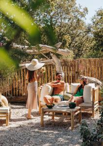 阿尔加约拉Residence CASE DI PI GNA, deux magnifiques villas indépendantes avec piscines individuelles , proches de la plage d'Algajola的一群坐在院子里椅子上的人