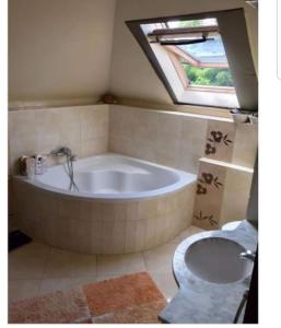 布达佩斯Achilles house的带浴缸和卫生间的浴室。