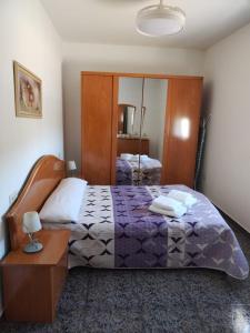 阿尔么丽亚CORTIJO DEL LUCERO, FERNAN PEREZ的一间卧室配有一张床、一张桌子和一面镜子