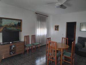 阿尔么丽亚CORTIJO DEL LUCERO, FERNAN PEREZ的客厅配有桌椅和电视。
