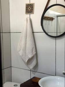 穆库热Casa di Vó的浴室墙上挂着白色毛巾