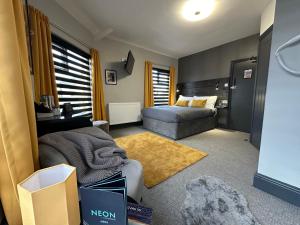 布莱克浦Hotel Neon的客厅配有床和沙发
