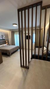 欧拉努波利斯日落酒店的一间大卧室,配有一张床和一个大型的面积
