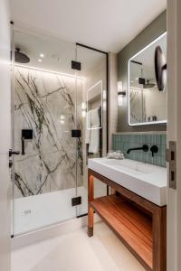圣奥尔本斯思博温酒店的一间带水槽和淋浴的浴室