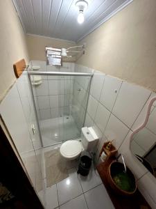 穆库热Casa di Vó的一间带卫生间和玻璃淋浴间的浴室