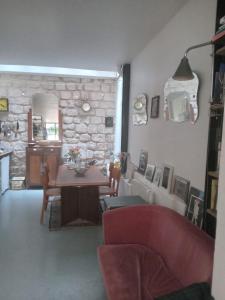 巴黎Paris, central et calme的客厅配有桌子和石墙