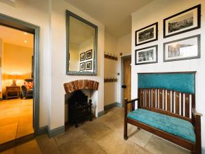 文特诺Belverdere Cottage - Pet friendly的客厅配有椅子和壁炉
