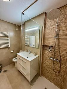 穆尔西亚Casa Gavendy, La Torre Golf Resort的带淋浴、盥洗盆和卫生间的浴室